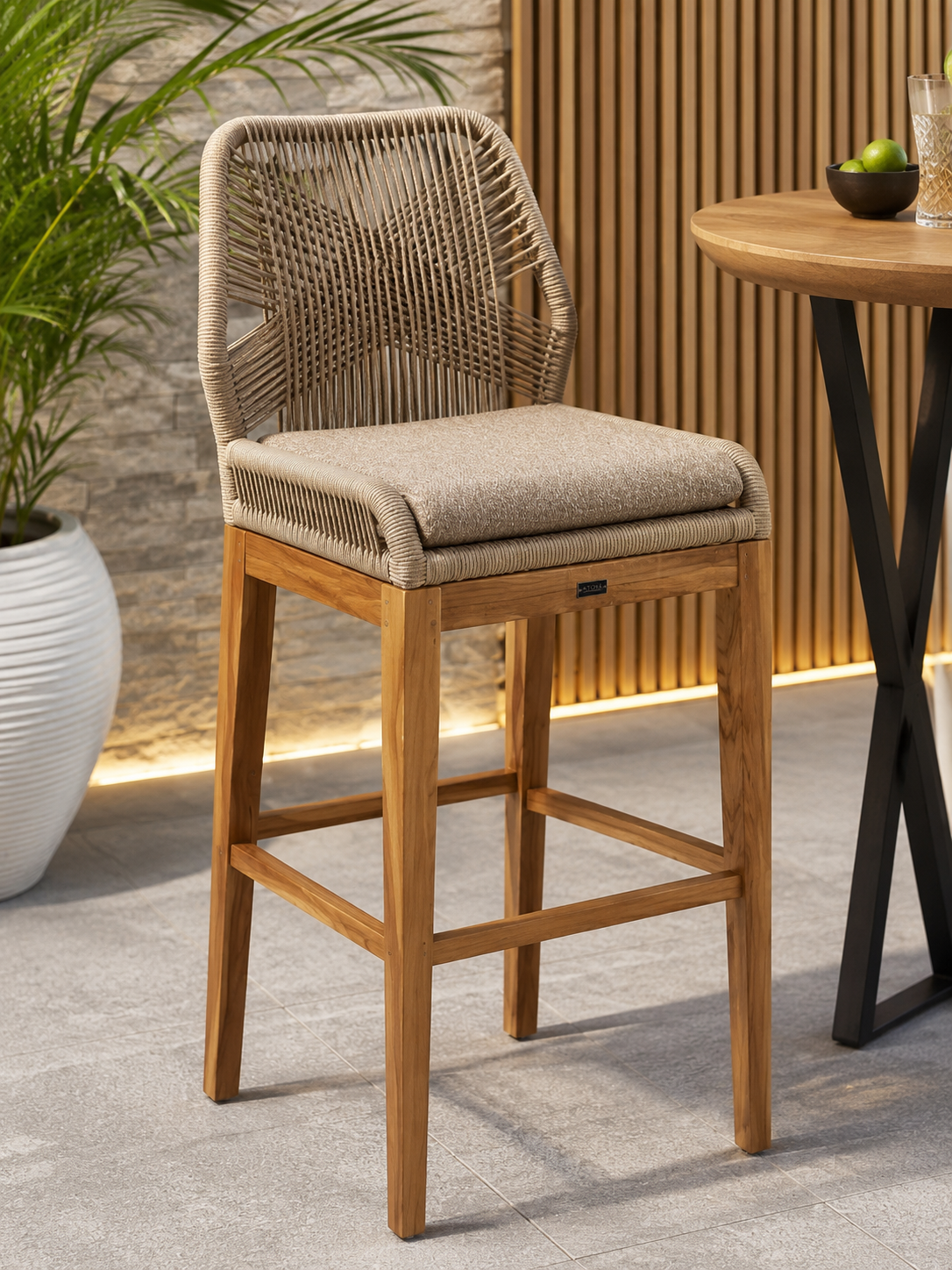 Chaise haute Cayo 45 po par Atoll – Aluminium, cordage haut de gamme et teck d’Indonésie