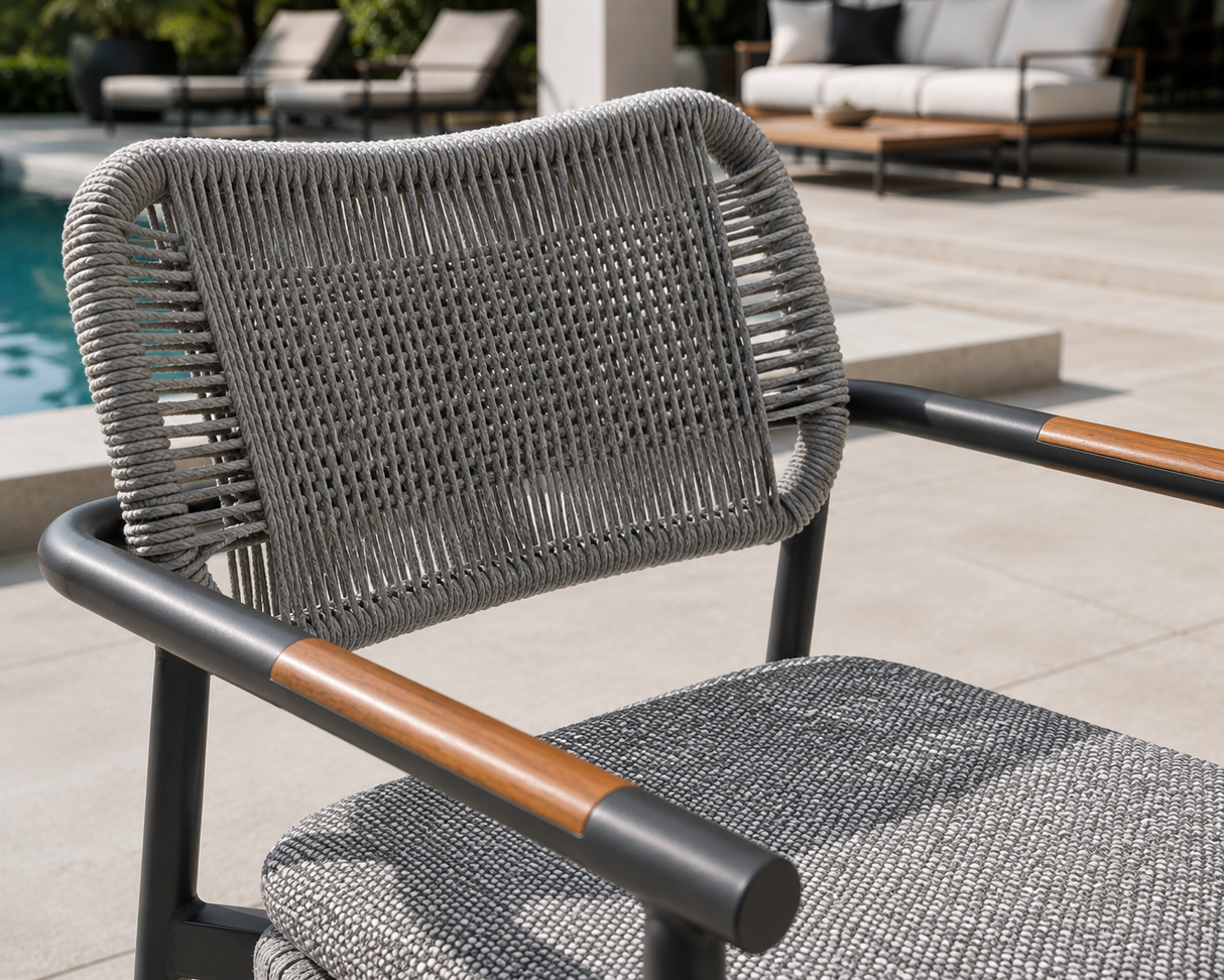 Chaise de salle à manger extérieure GALION par Atoll | Aluminium, cordage et accents de teck