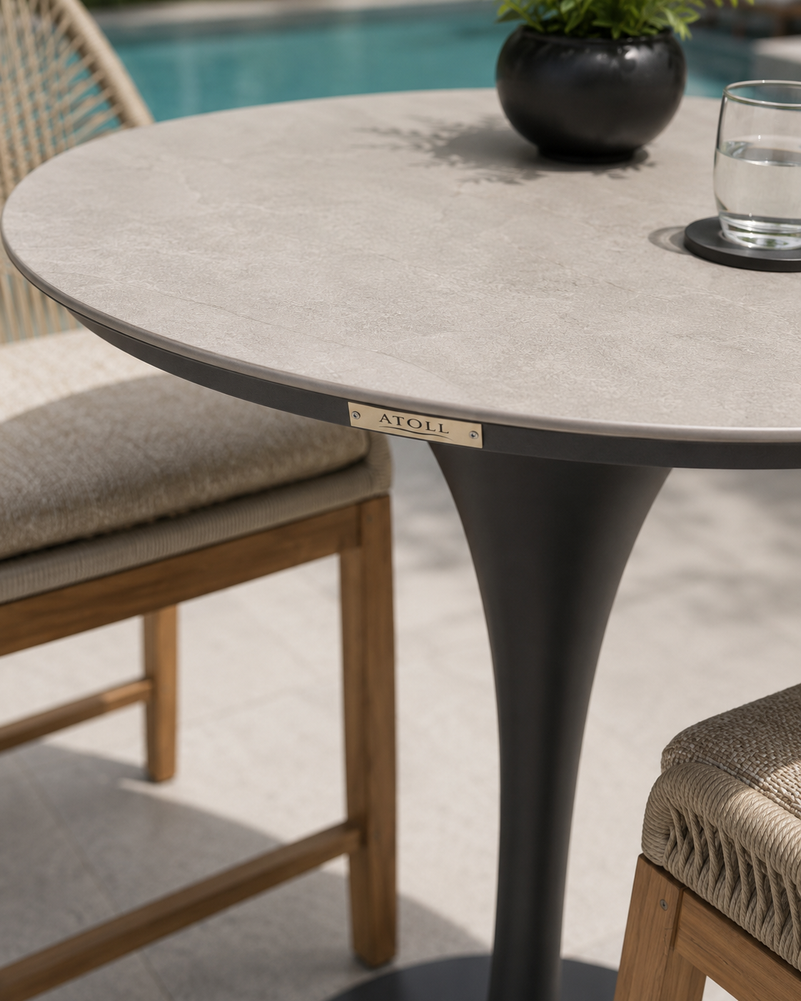 Table haute de bar Cayo 43 po par Atoll – Structure Charcoal et plateau en pierre synthétique