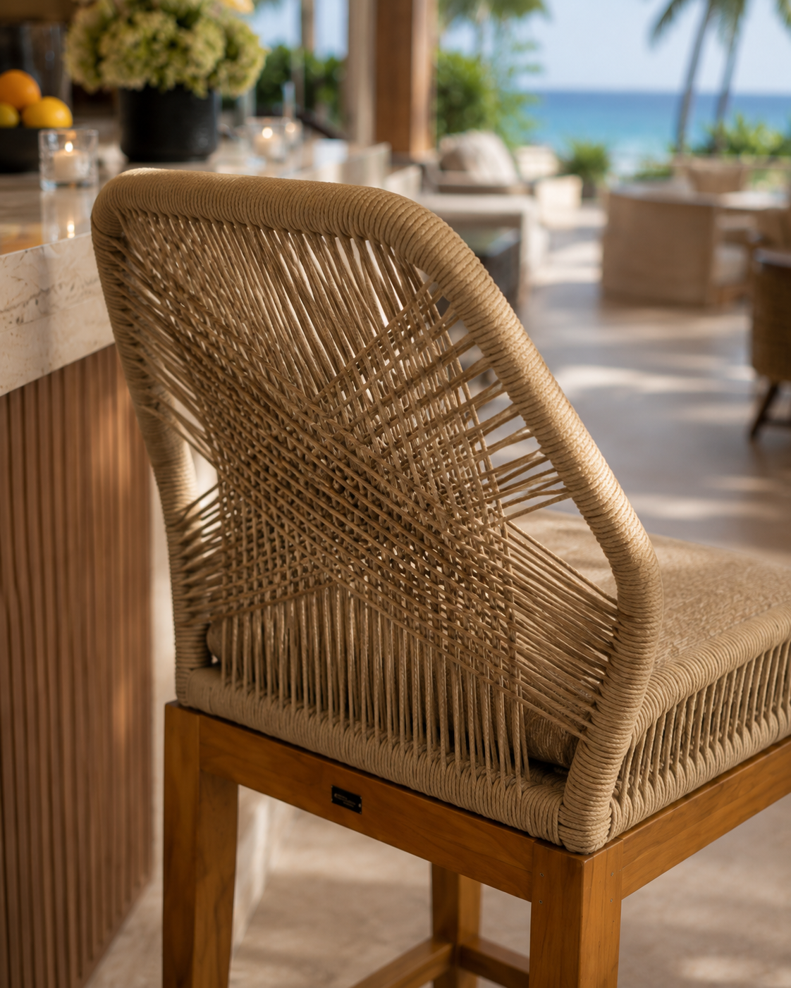 Chaise haute Cayo 41 po par Atoll – Aluminium, cordage haut de gamme et teck d’Indonésie