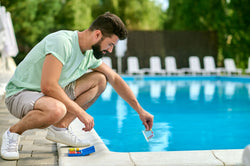 Balancement d’eau de piscine : dans quel ordre ajouter les produits chimiques pour une eau parfaite