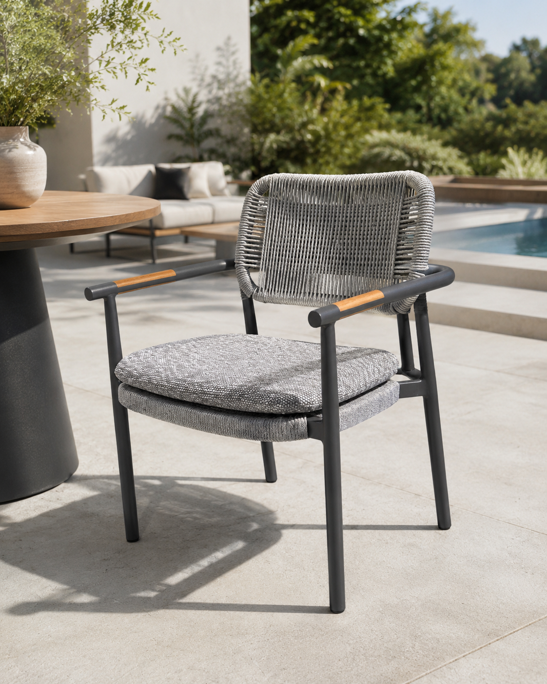 Chaise de salle à manger extérieure GALION par Atoll | Aluminium, cordage et accents de teck