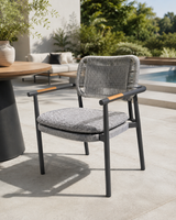 Chaise de salle à manger extérieure GALION par Atoll | Aluminium, cordage et accents de teck