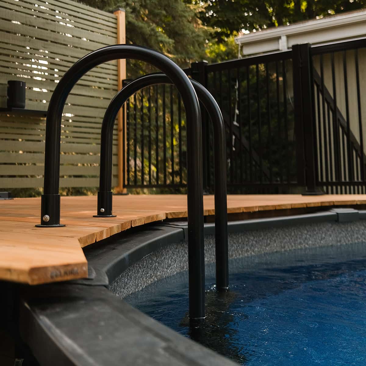 Échelle premium noire en acier inoxydable pour piscine hors terre – Trident