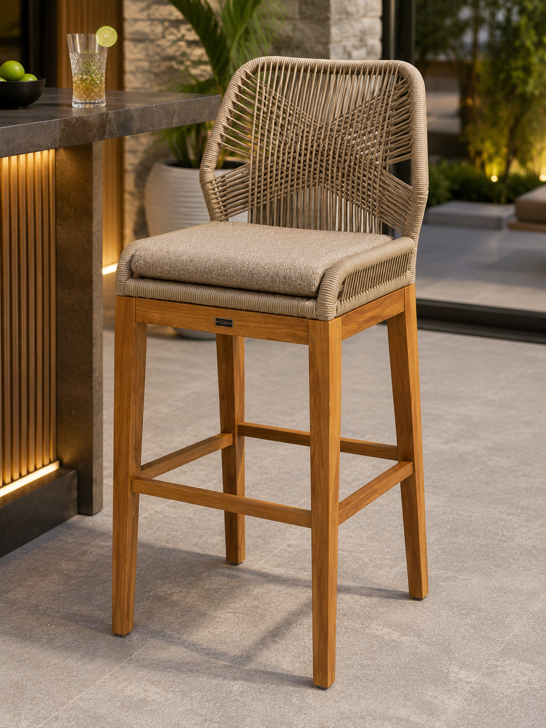 Chaise haute Cayo 45 po par Atoll – Aluminium, cordage haut de gamme et teck d’Indonésie