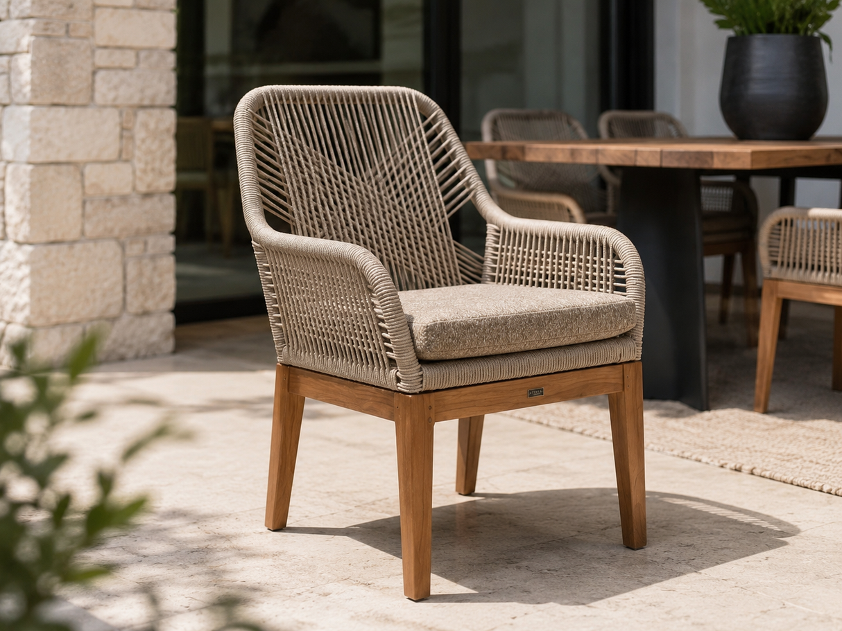 Chaise Siena par Atoll – Aluminium, cordage haut de gamme et teck d’Indonésie