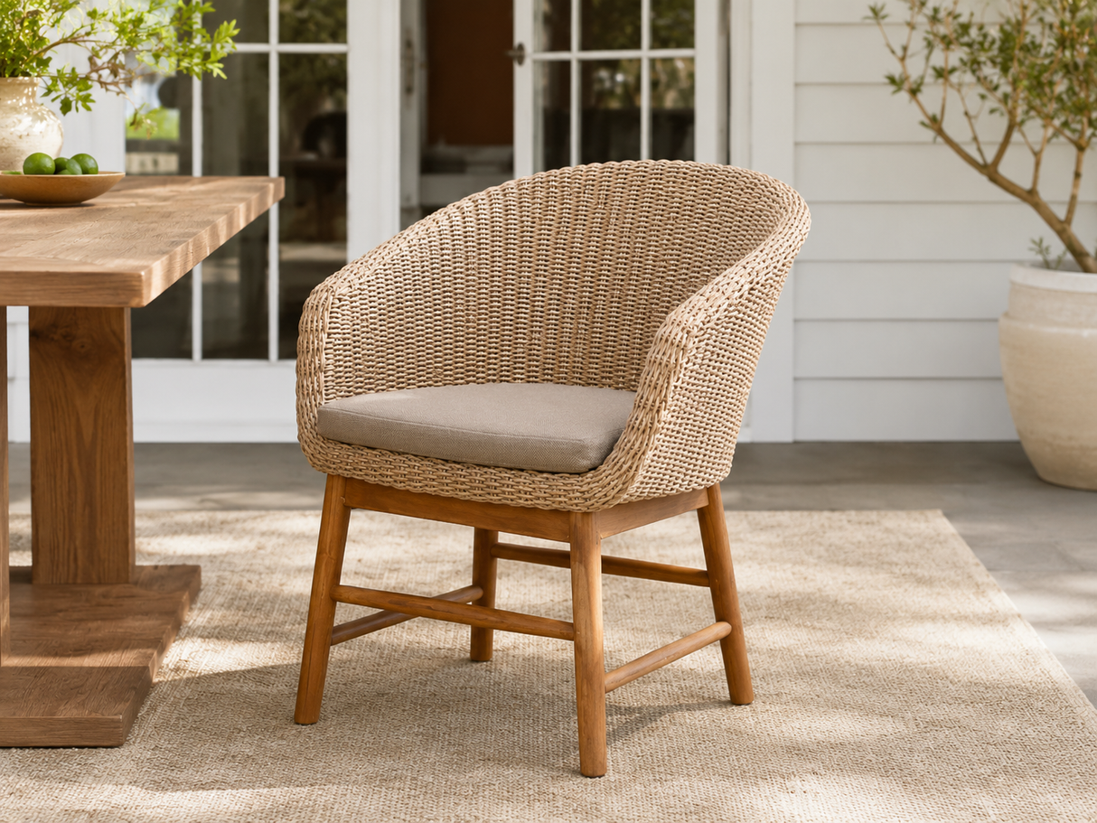 Chaise en rotin synthétique et teck par Atoll – Mobilier intérieur et extérieur