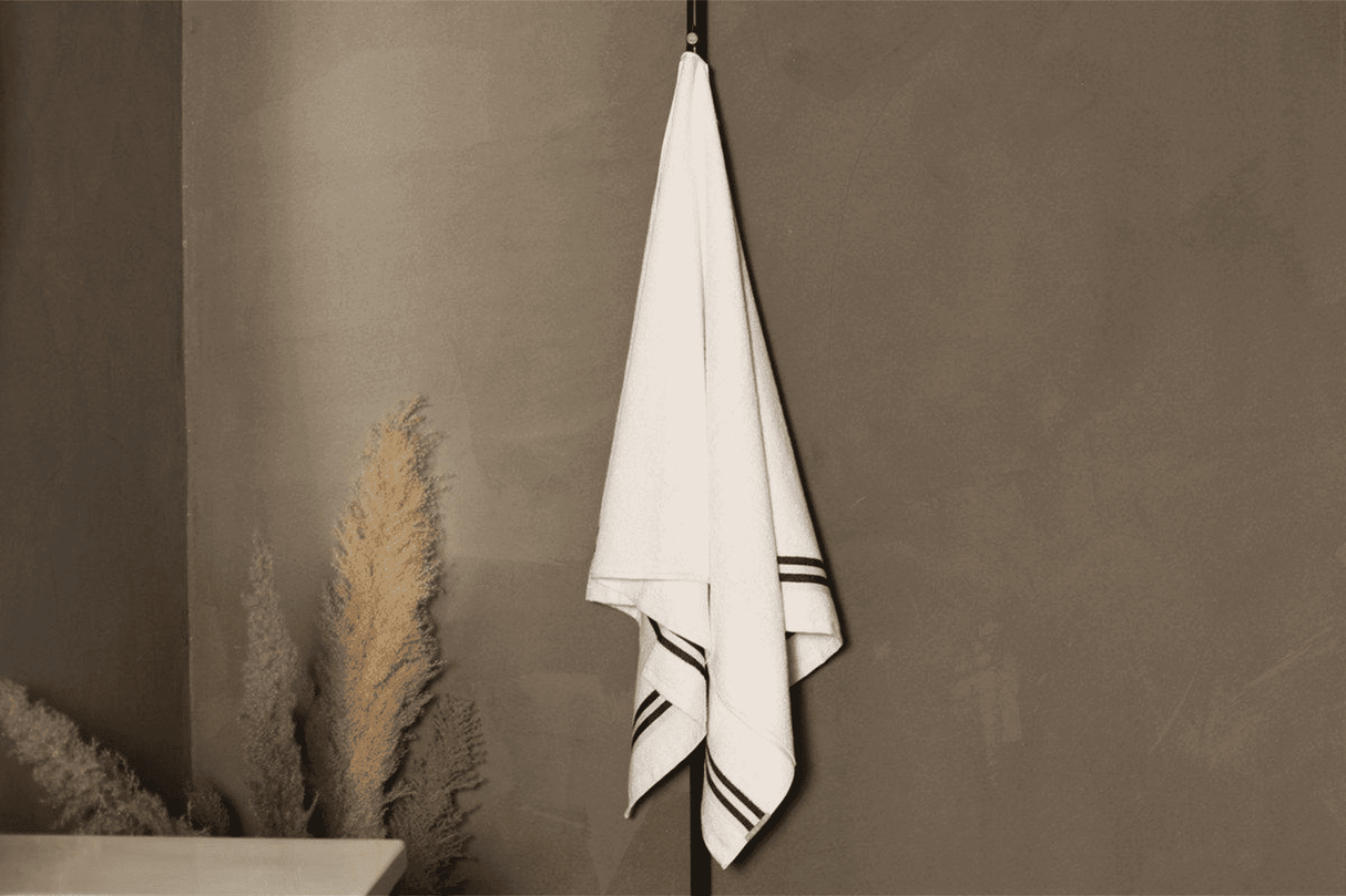 Serviette de Bain Tylö – 100 % Coton Premium Blanc et Bleu Marin