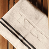 Serviette de Bain Tylö – 100 % Coton Premium Blanc et Bleu Marin